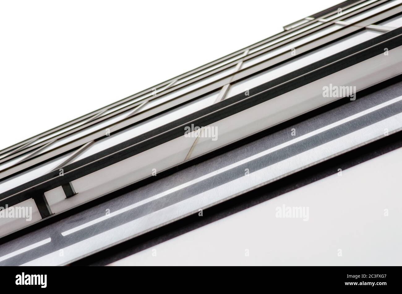 frammento delle pareti e delle finestre di un alto edificio moderno per uffici Foto Stock