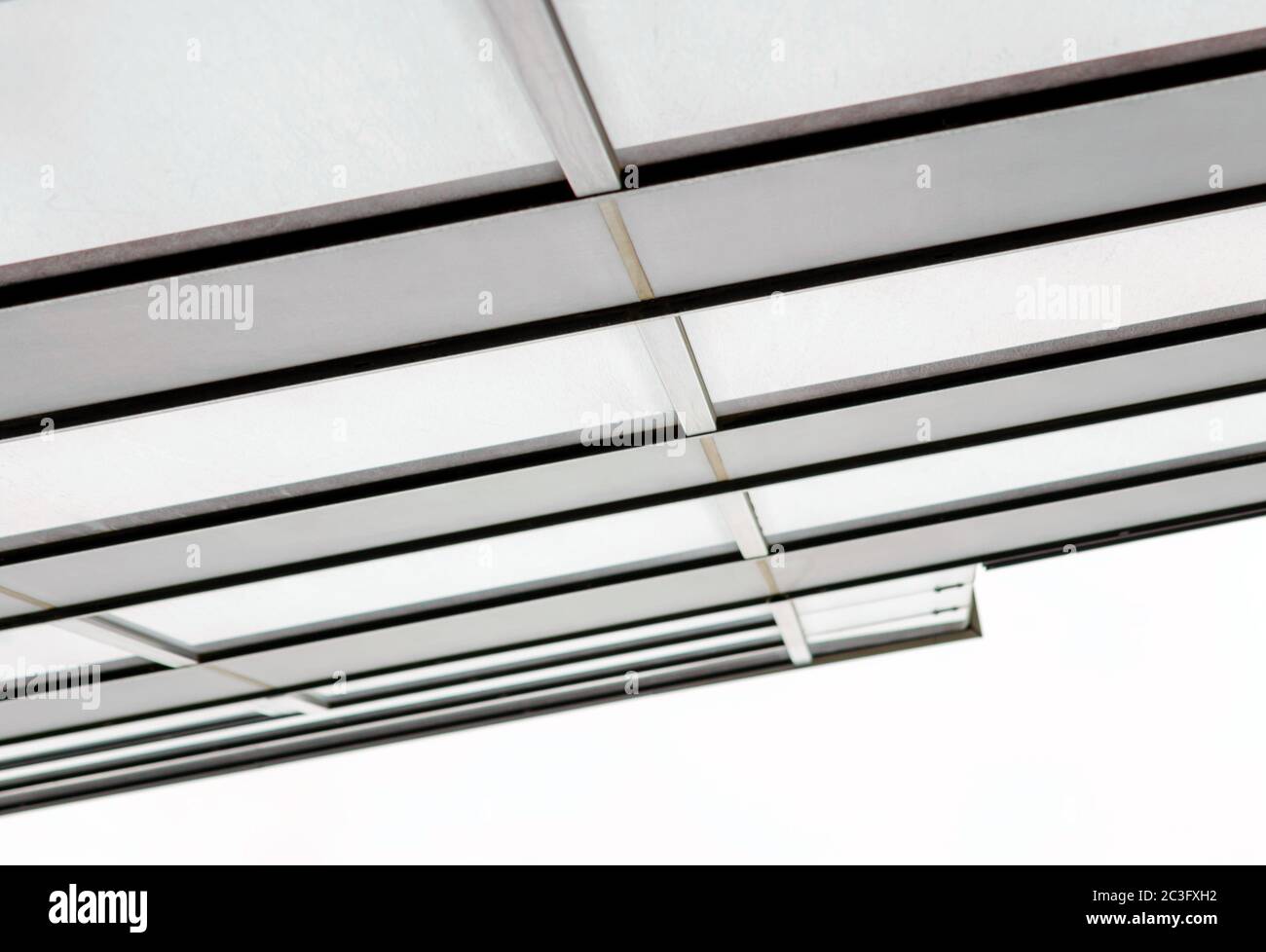 frammento delle pareti e delle finestre di un alto edificio moderno per uffici Foto Stock