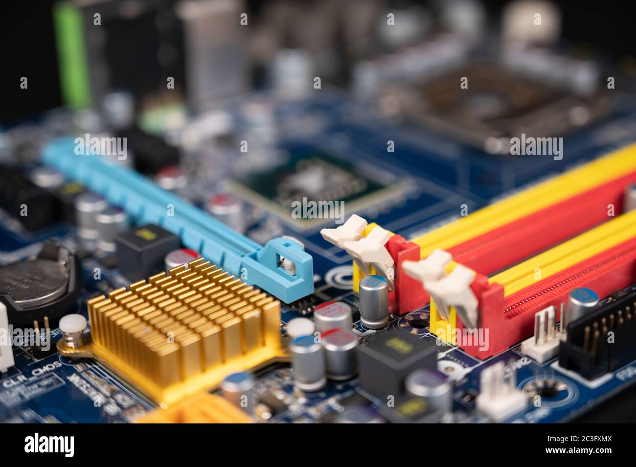 Primo piano di una scheda madre per computer, concetto di industria informatica. Foto Stock