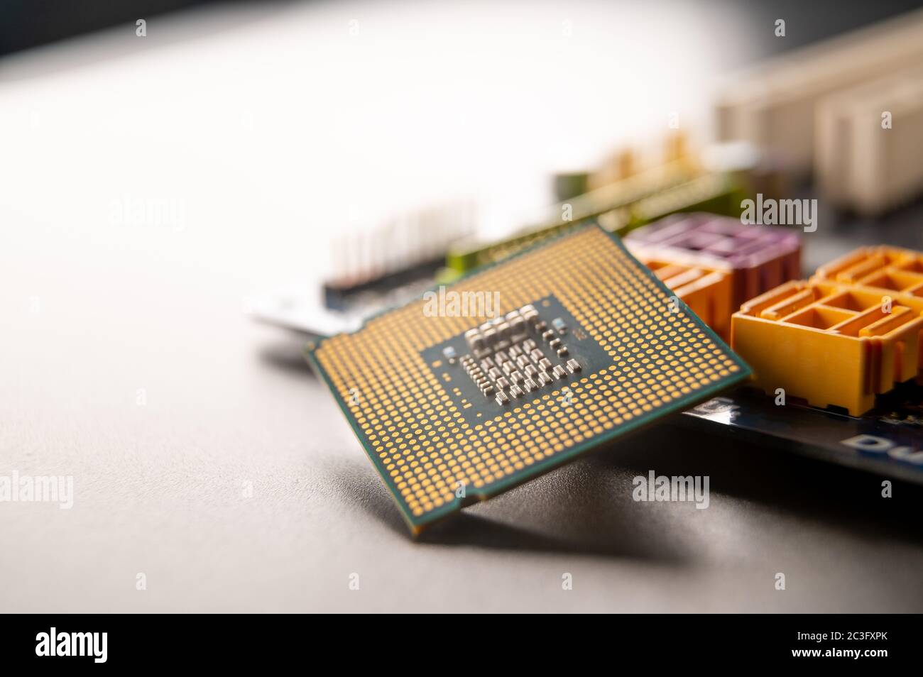 Primo piano di una scheda madre per computer, concetto di industria informatica. Foto Stock