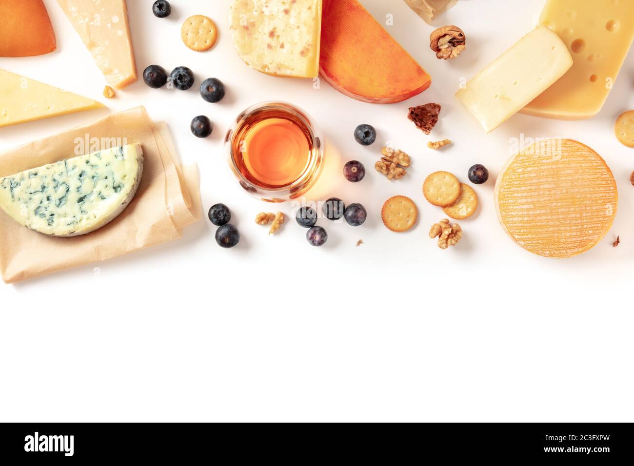 Degustazione di formaggi e vini e abbinamento piano adagiare su sfondo bianco con spazio per fotocopie. Molti formaggi diversi, sparati dall'alto Foto Stock