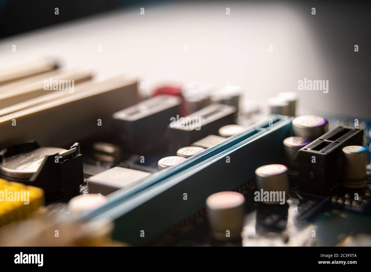 Primo piano di una scheda madre per computer, concetto di industria informatica. Foto Stock