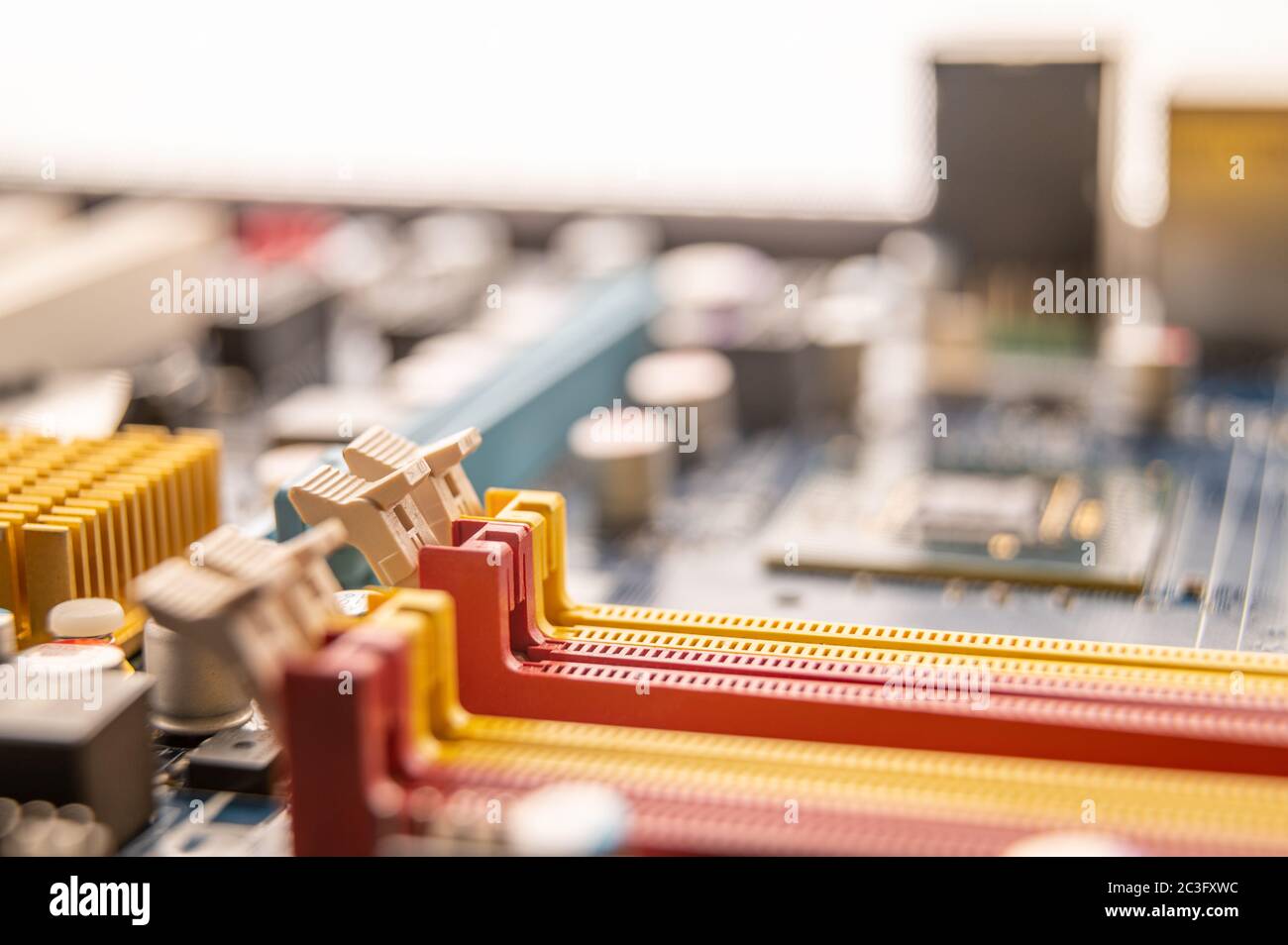 Primo piano di una scheda madre per computer, concetto di industria informatica. Foto Stock