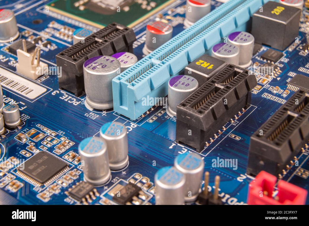 Primo piano di una scheda madre per computer, concetto di industria informatica. Foto Stock