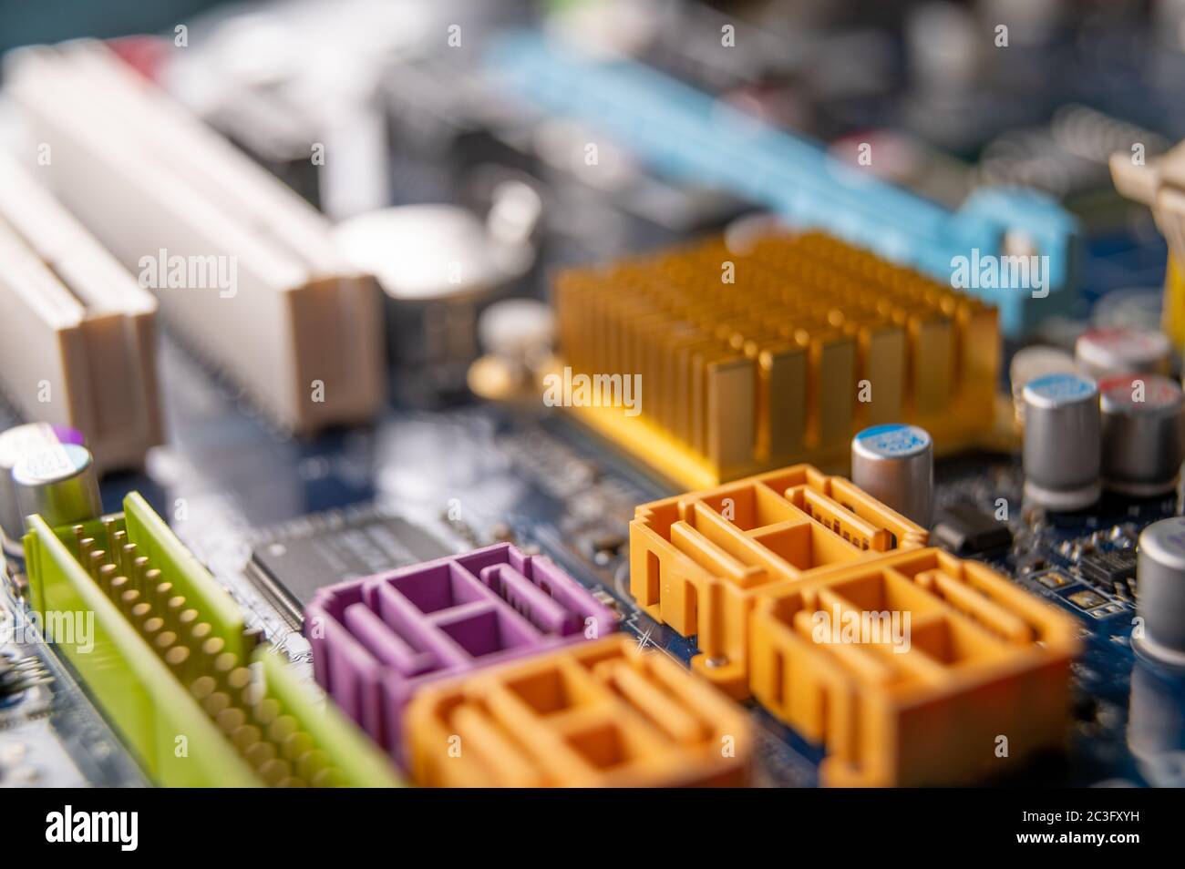 Primo piano di una scheda madre per computer, concetto di industria informatica. Foto Stock