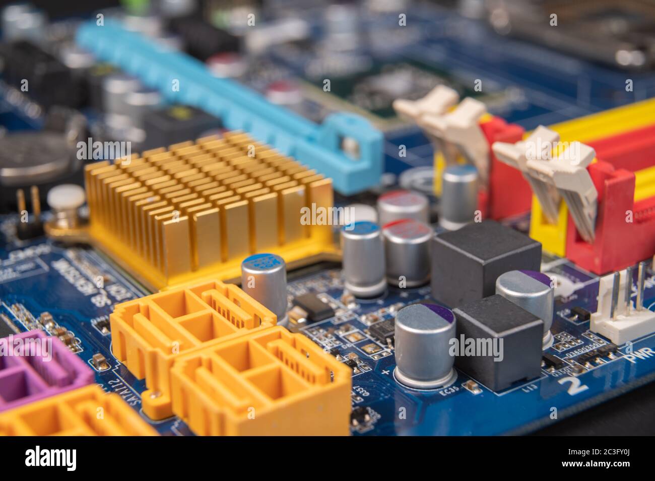 Primo piano di una scheda madre per computer, concetto di industria informatica. Foto Stock