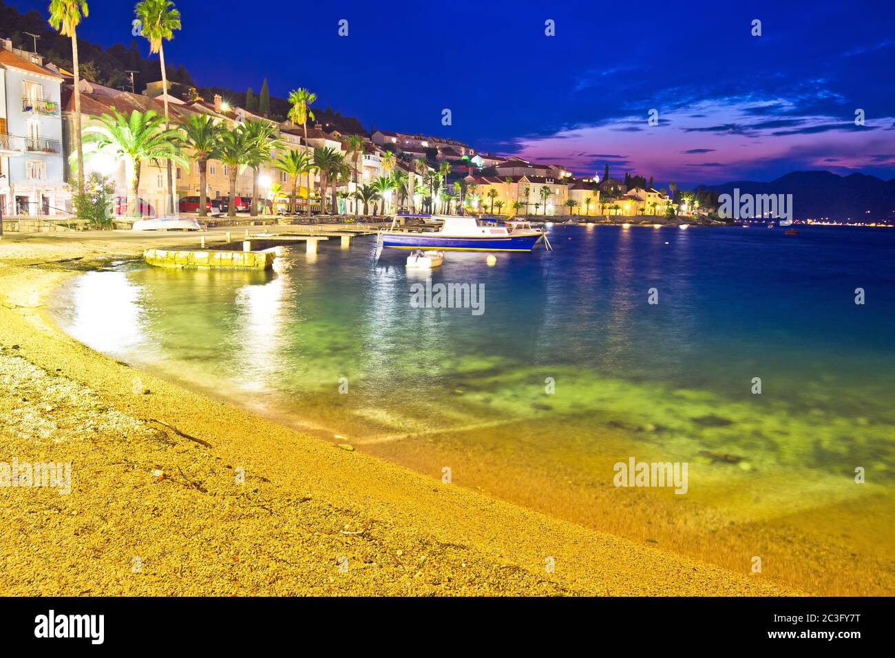 La spiaggia di Korcula e il lungomare, con colorata vista serale Foto Stock