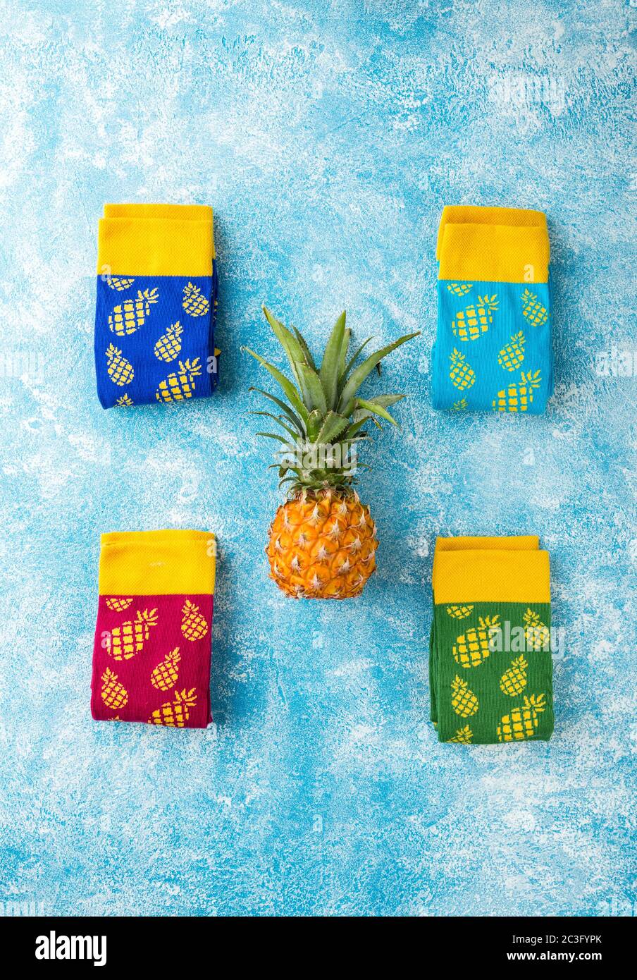 Calze multicolore con motivo di ananas Foto Stock