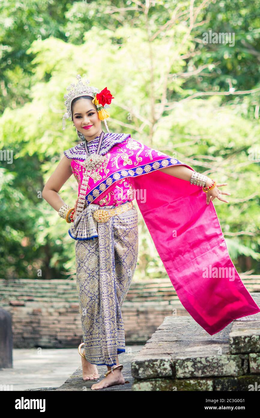 Donna asiatica che indossa abiti tradizionali thailandesi. È letteralmente  mezzi abiti thailandesi, costume nazionale Foto stock - Alamy