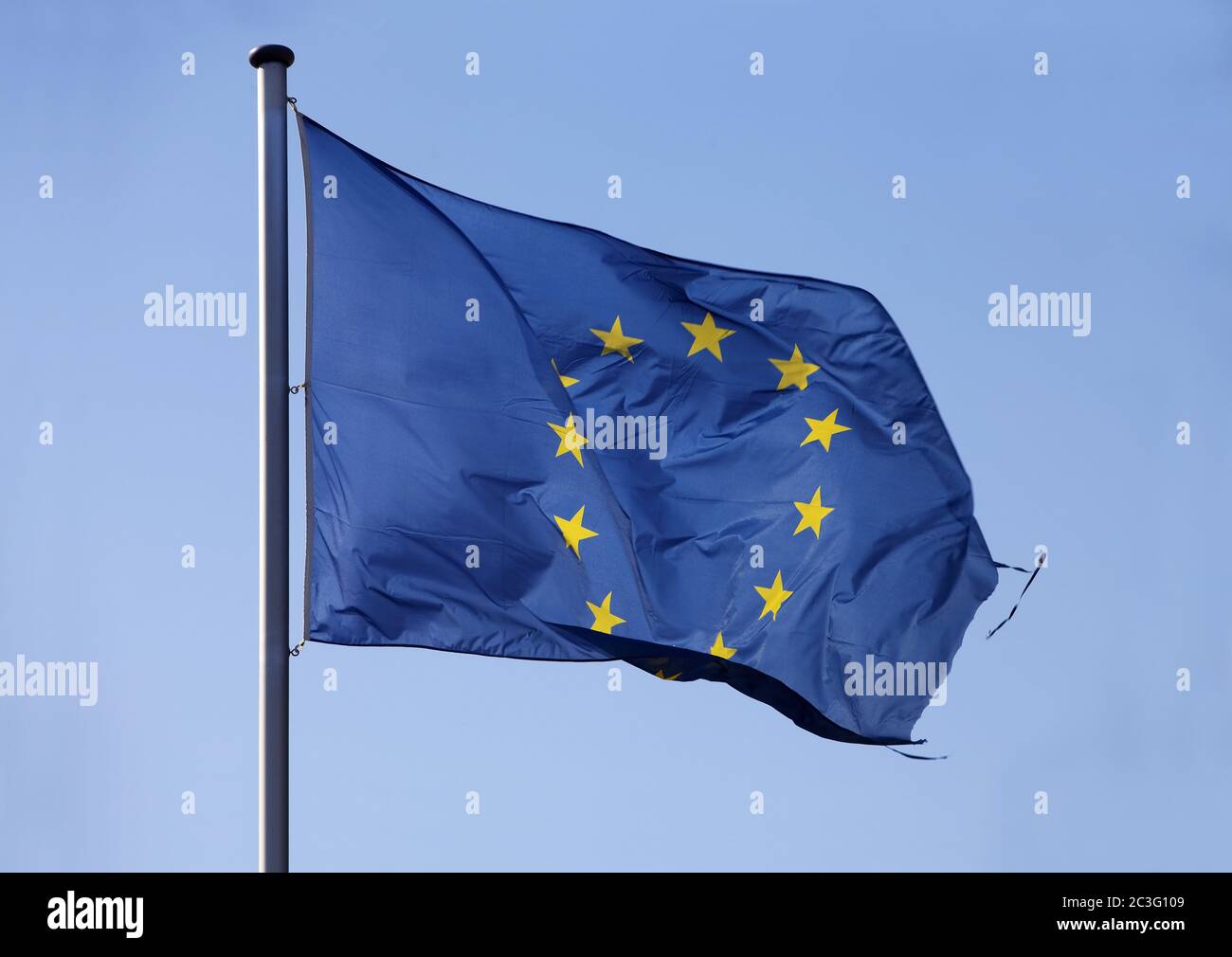 Bandiera europea nel vento, strappata, foto simbolica, Germania Foto Stock