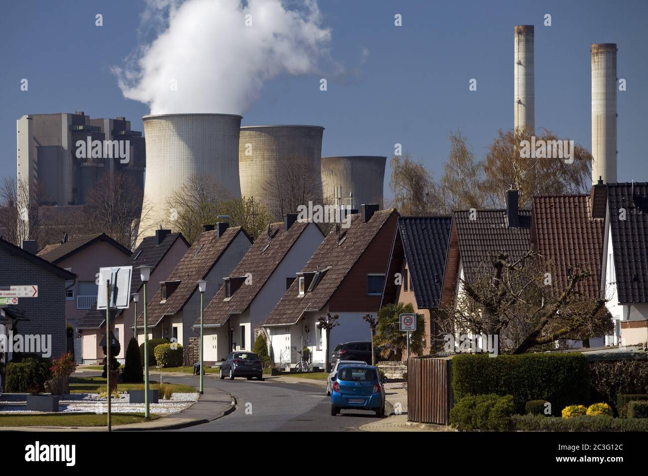 Sviluppo di abitazioni di fronte alla centrale elettrica di RWE Weisweiler, Inden, Germania, Europa Foto Stock