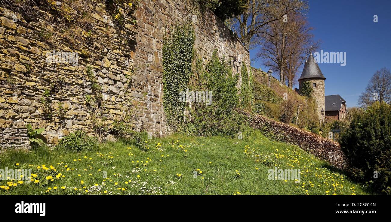 Mura della città e torre delle streghe in primavera, Olpe, Sauerland, Nord Reno-Westfalia. Germania, Europa Foto Stock