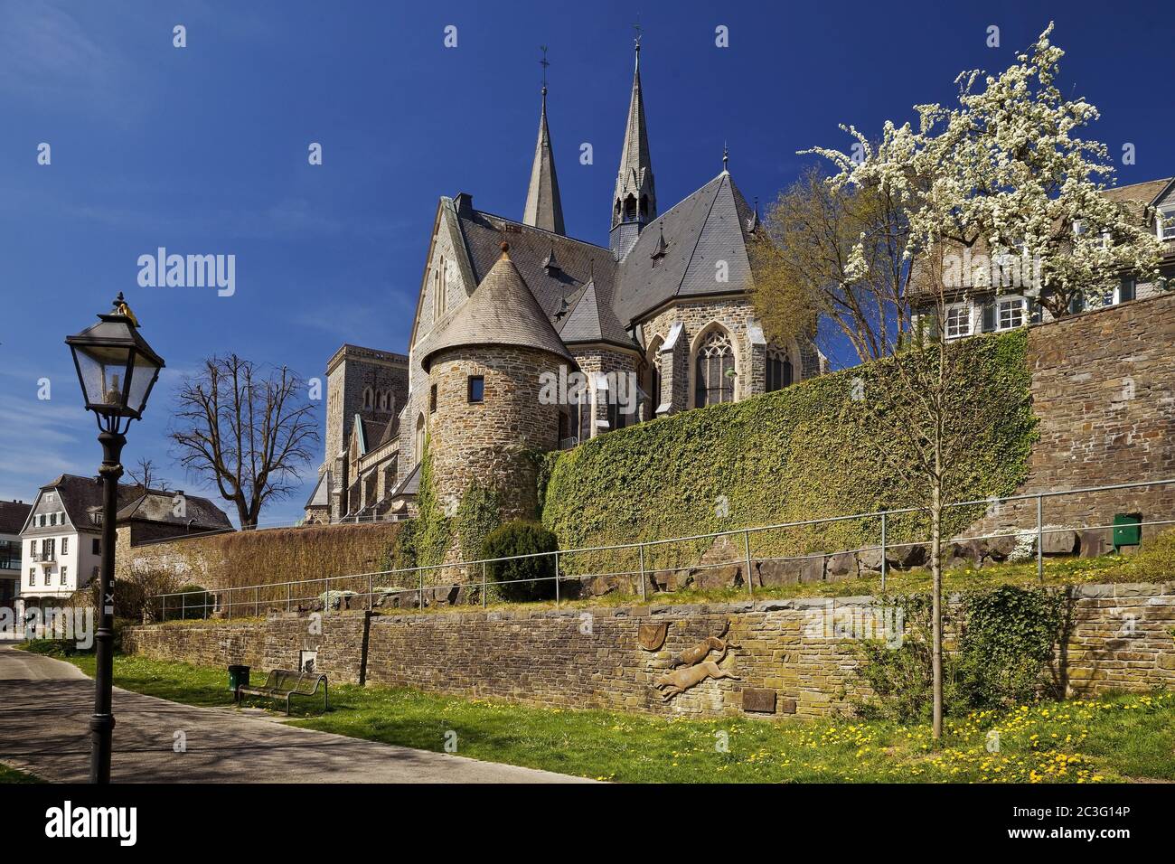 Chiesa di San Martino con mura della città e la torre dell'angelo in primavera, Olpe, Sauerland, Germania, Europa Foto Stock