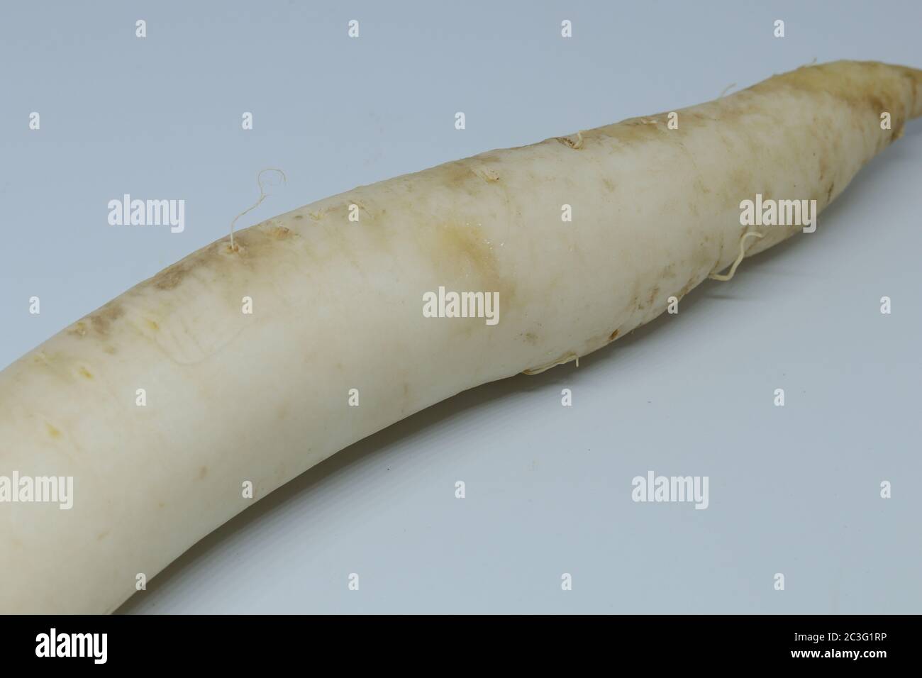 Fresco biologico daikon ravanelli isolati su sfondo bianco Foto Stock