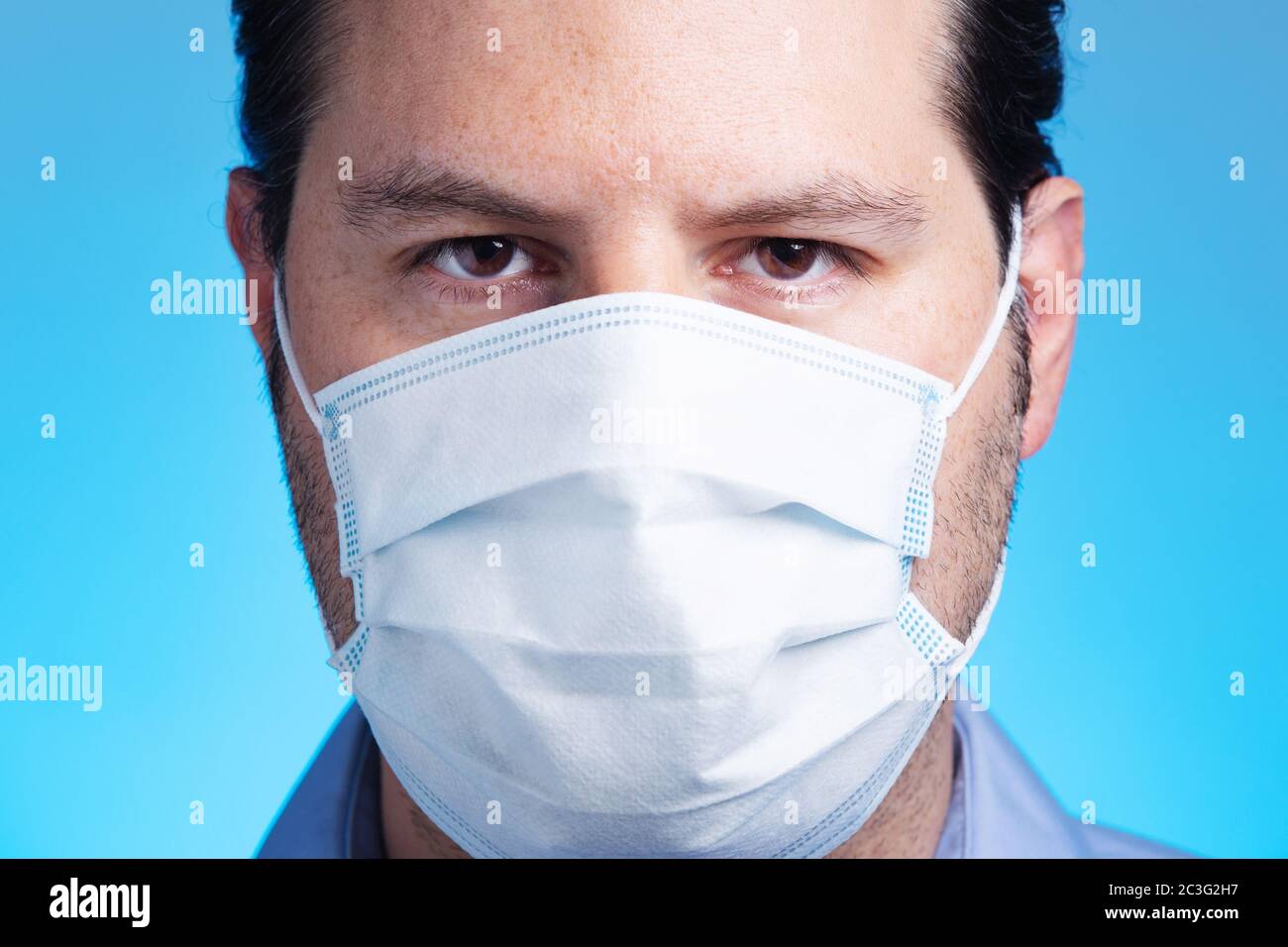 Uomo con maschera respiratoria facciale. Sicurezza medica, ricerca e concetto di virus corona. Foto Stock