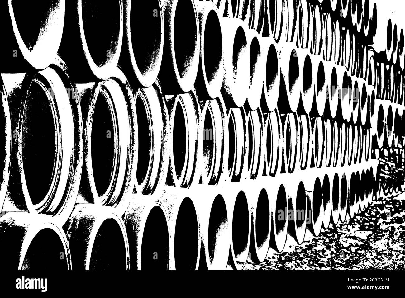 Magazzino con grandi tubi in cemento armato in bianco e nero ad alto contrasto Foto Stock