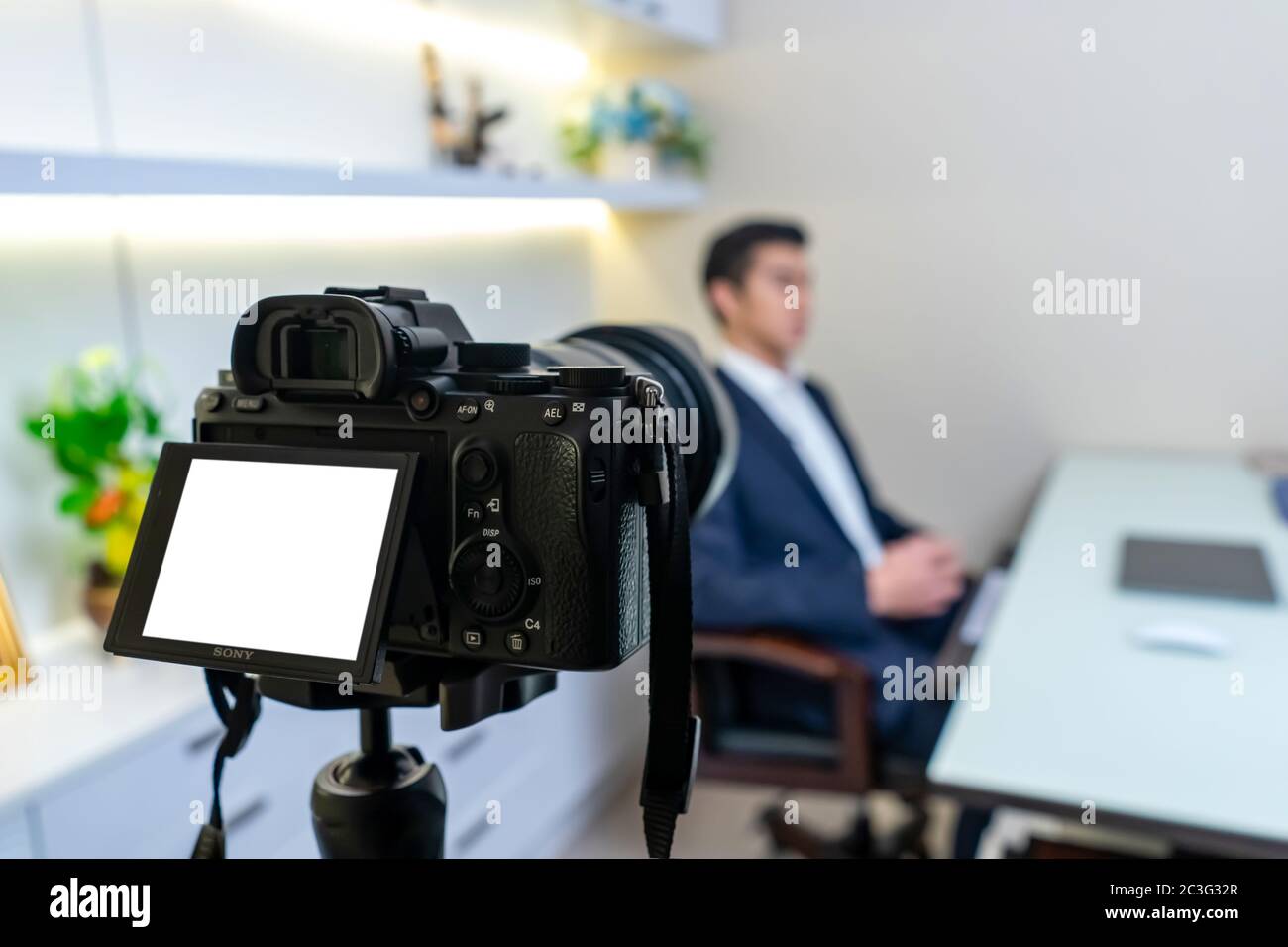 Bangkok, Thailandia - 25 Ott 2019: Sony A7 Mark 3 (A7III) in retro stabile su treppiede a uomo d'affari di registrazione video è stato intervistato nella sua stanza. Bangk Foto Stock