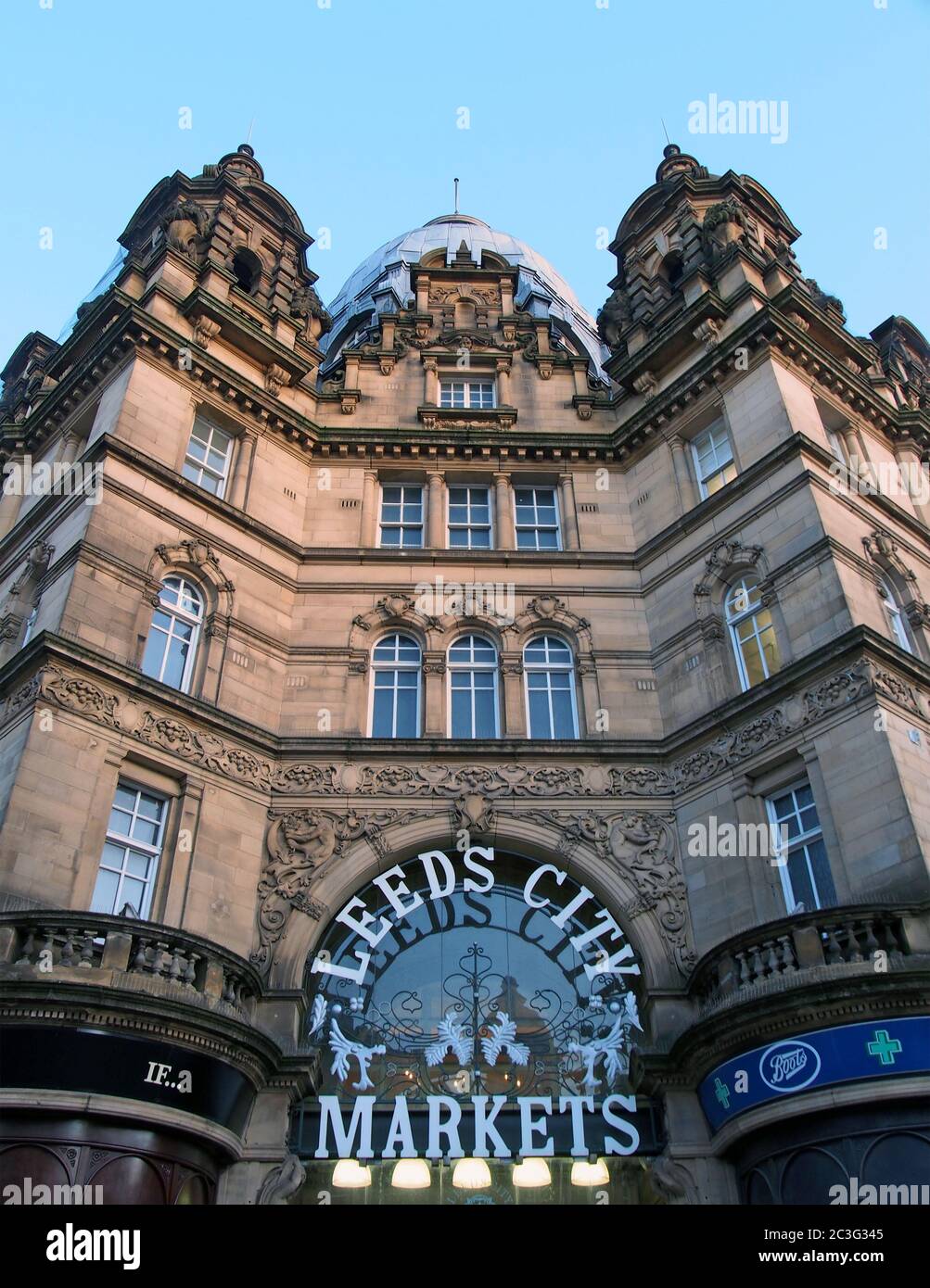 L'entrata ai mercati della città di Leeds, uno storico edificio coperto mercato a Leeds, West yorkshire Foto Stock