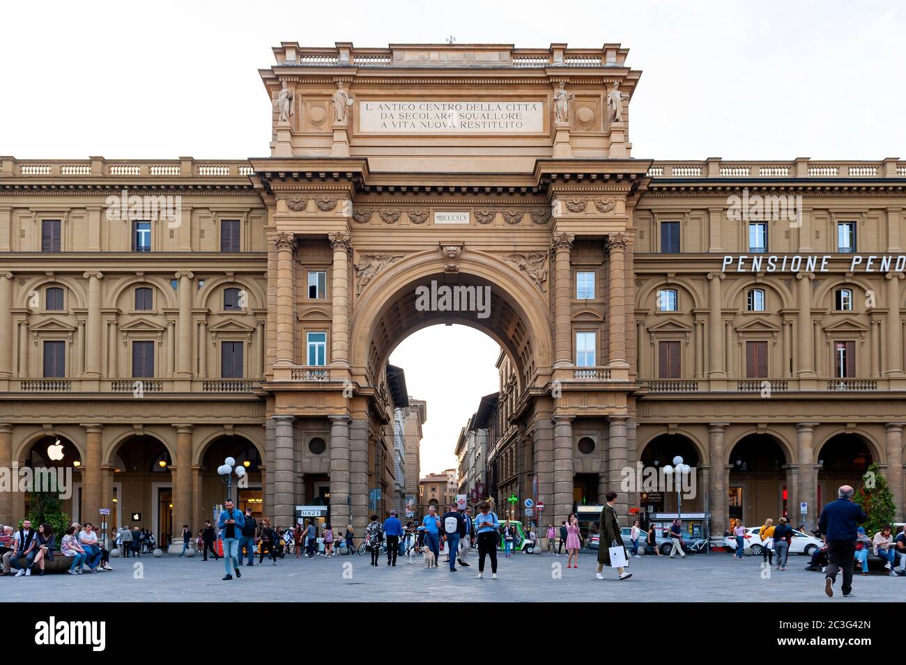 Firenze, Italia - Ottobre 2019: Antico edificio classico con l'arco situato in Piazza della Repubblica, piazza della città di Firenze Foto Stock