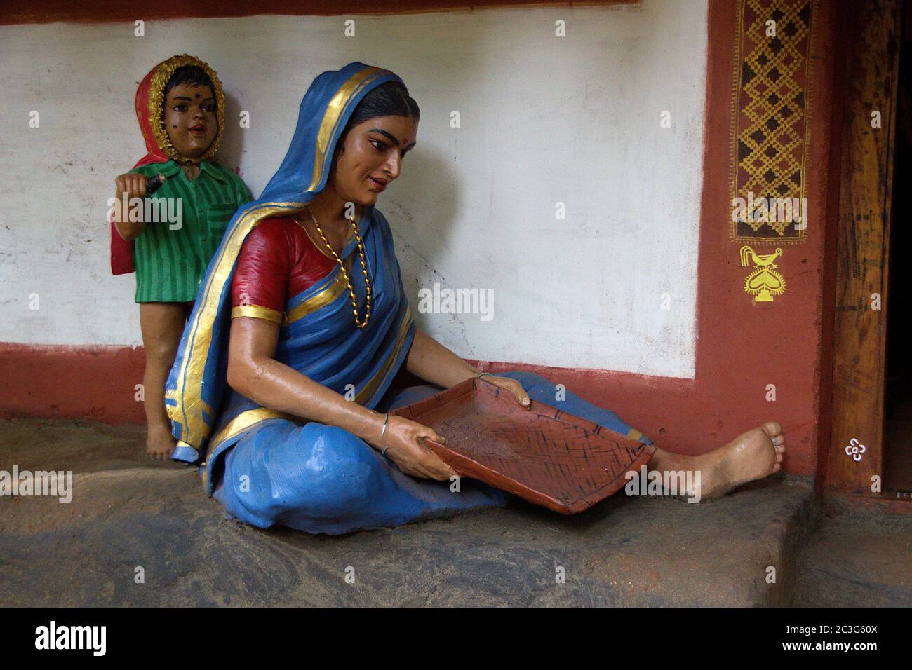 Idoli di donna di villaggio impegnata nel nucleo familiare e capretto al Museo d'Arte Folcloristica di Janapada Loka vicino a Ramanagara, Karnataka, India, Asia Foto Stock