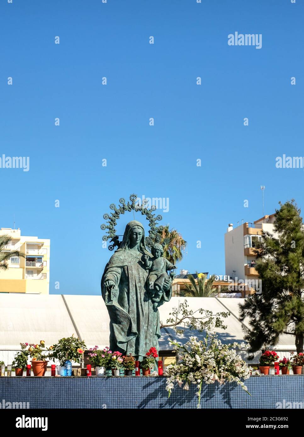 Torre del Mar, Spagna - 29 luglio 2018 statua di nostra Signora del Carmen con candele sul bordo nel centro della città di Tore del Mar, Malaga regione, Spagna Foto Stock