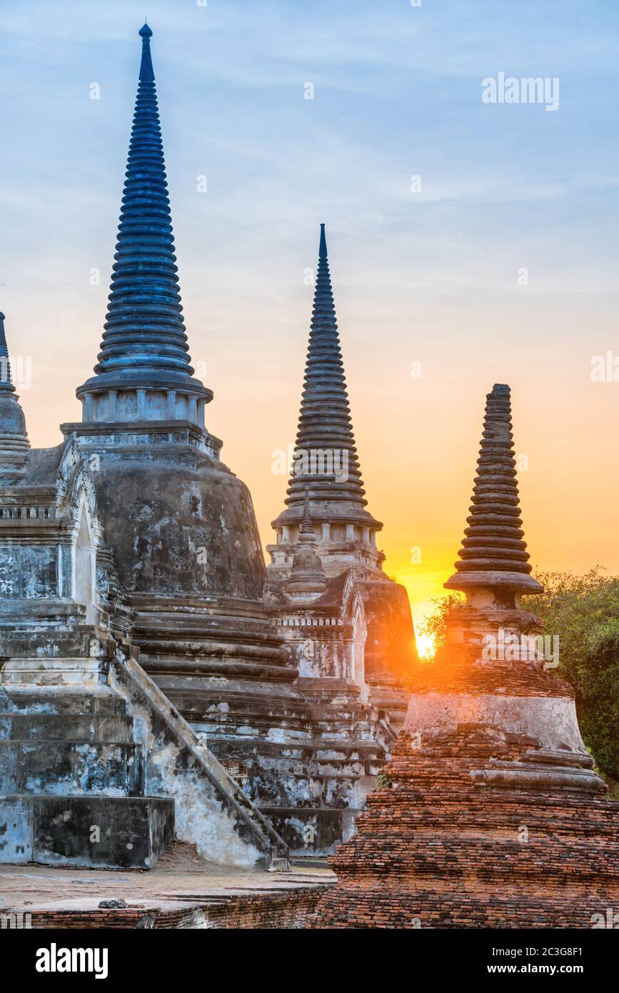 Tempio buddista Wat Phra si Sanphet ad Ayutthaya al tramonto Foto Stock