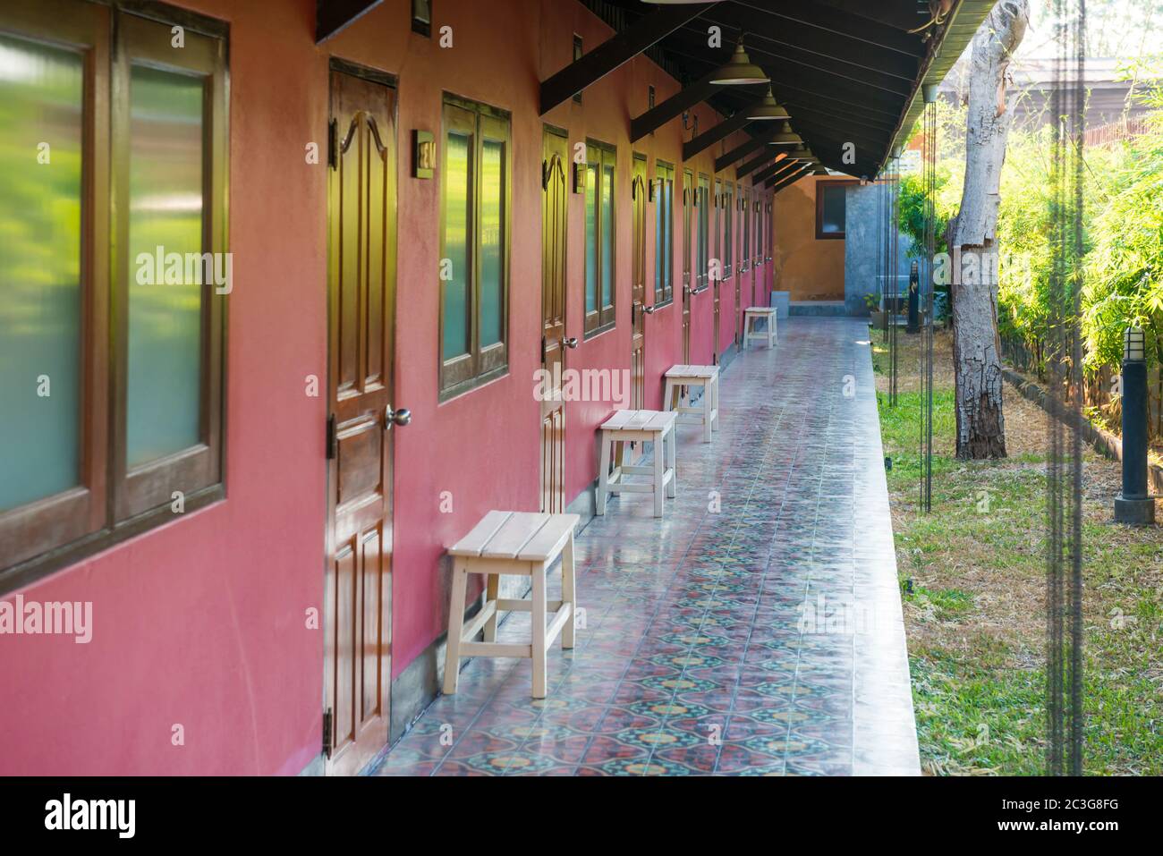 Terrazza aperta con fila di finestre e porte in un hotel asiatico Foto Stock