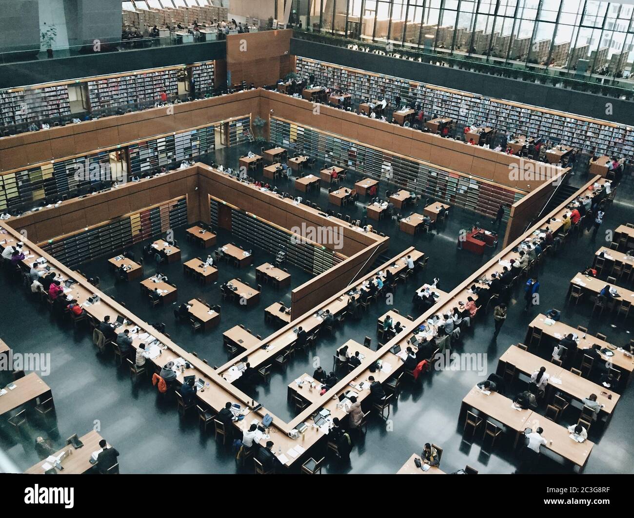 Vista grandangolare della sala lettura principale della Biblioteca Nazionale Cinese. Foto Stock