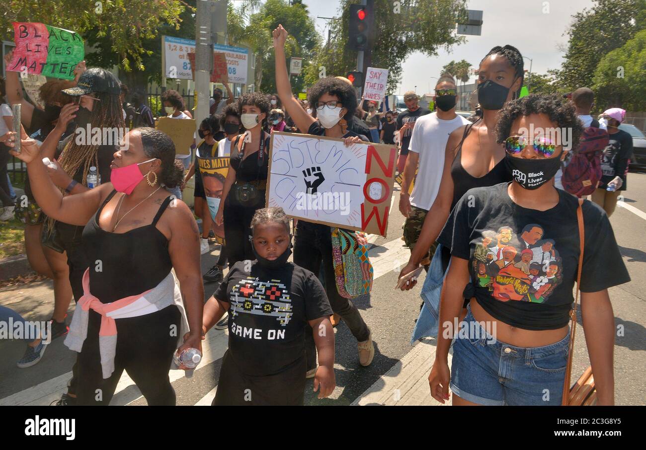 Centinaia di manifestanti marciano vicino all'angolo di Martin Luther King Jr. E Obama Boulevards per celebrare Juneteicesima e protestare pacificamente per la mancanza di responsabilità della polizia e chiedere giustizia per le comunità locali e la fine del razzismo sistemico a Los Angeles venerdì 19 giugno 2020. Migliaia di persone hanno celebrato il giugno del XVII secolo a livello nazionale, una data che segna la fine della schiavitù negli Stati Uniti, che quest'anno ha assunto un significato aggiunto alla luce dei disordini civili che si sono intensificati dopo l'uccisione della polizia di Geiger Floyd quasi un mese fa. Foto di Jim Ruymen/UPI Foto Stock