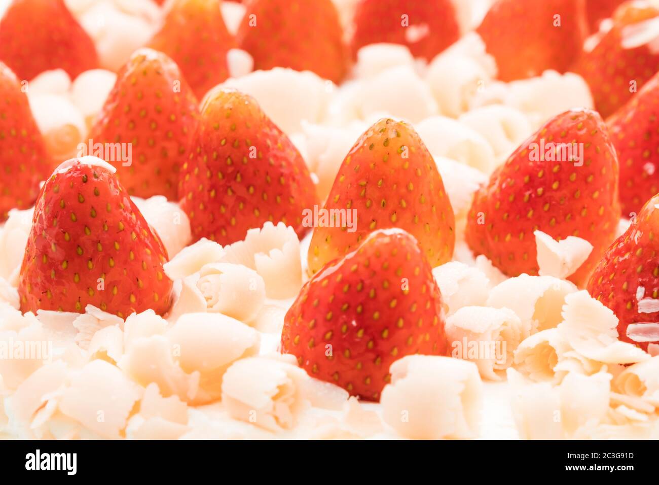 Dessert con torta alla vaniglia e fragola sulla parte superiore Foto Stock