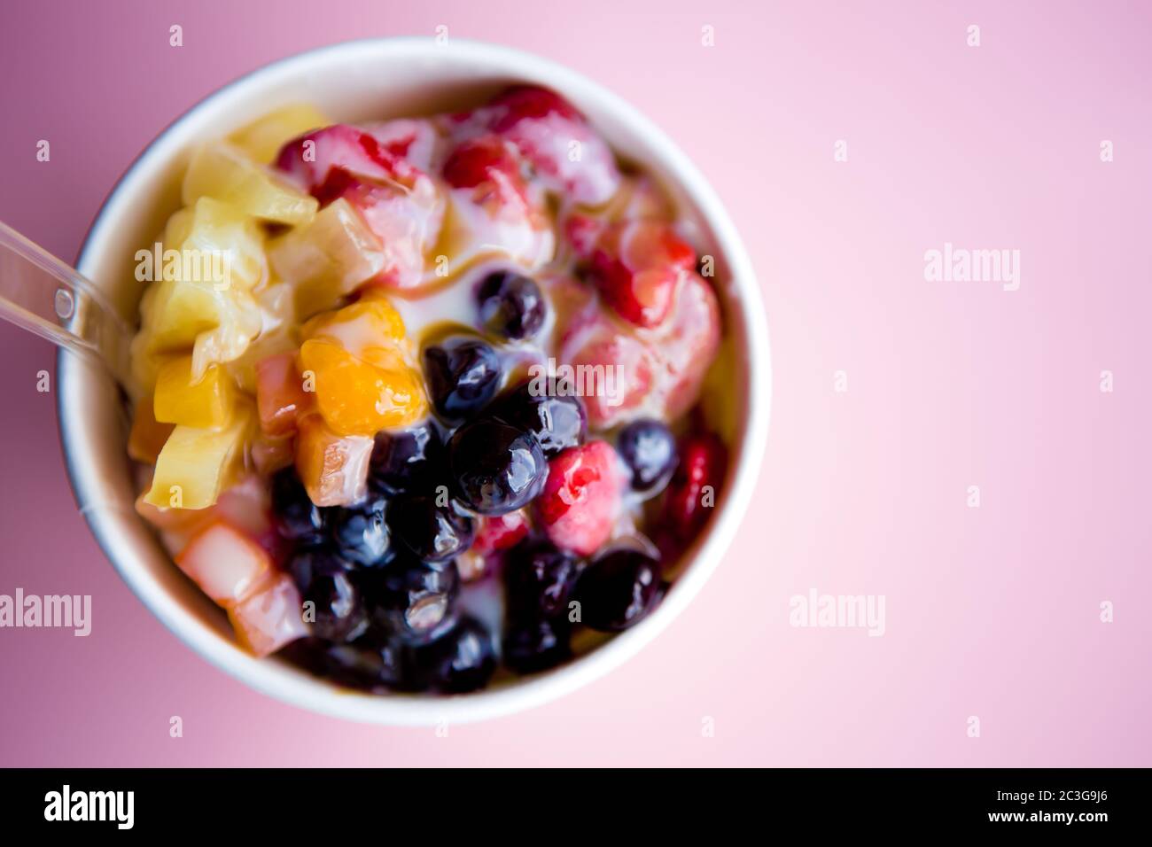 Macedonia di Frutta con Gelato Foto Stock
