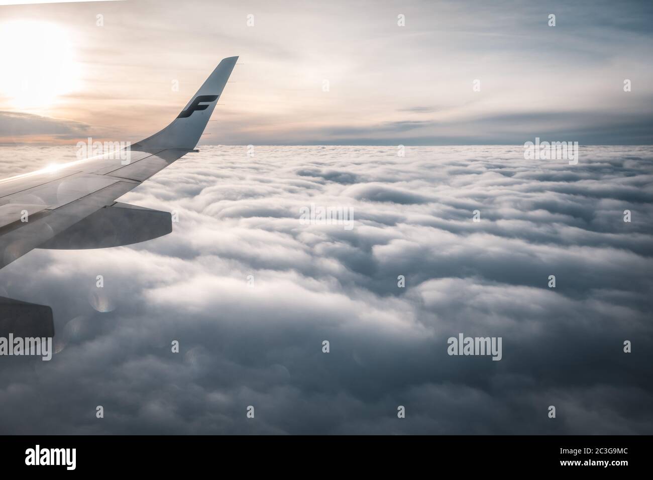 HELSINKI, FINLANDIA - 02 gennaio 2018: Tramonto dall'aereo con la punta dell'ala Foto Stock
