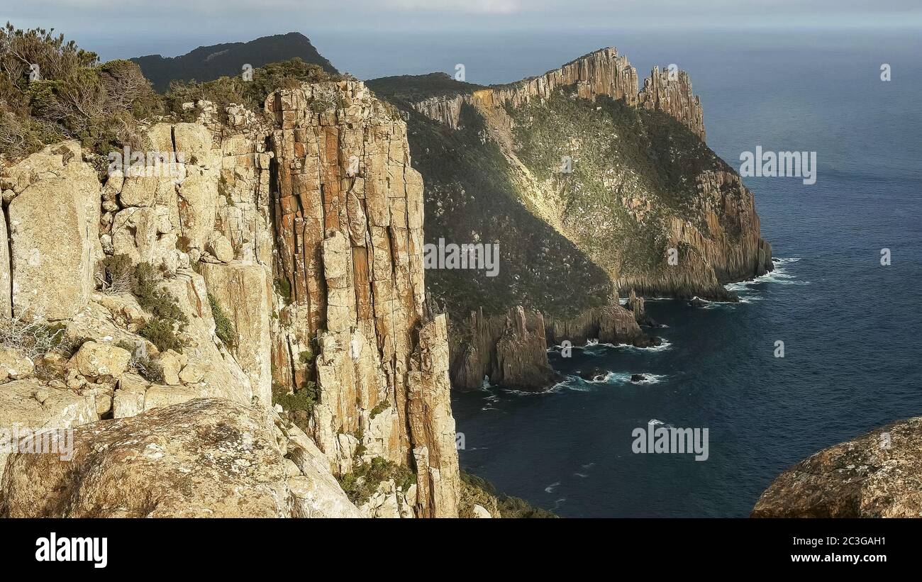 Pomeriggio vista delle scogliere sul mare a capo del pilastro in Tasmania Foto Stock