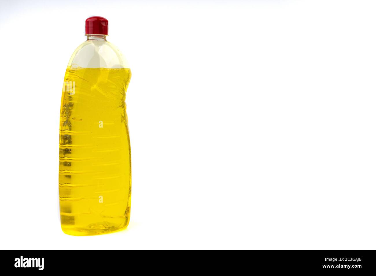 Lavastoviglie detergente liquido o sapone in bottiglia di plastica isolati su sfondo bianco. Messa a fuoco selettiva e copia il concetto di spazio Foto Stock