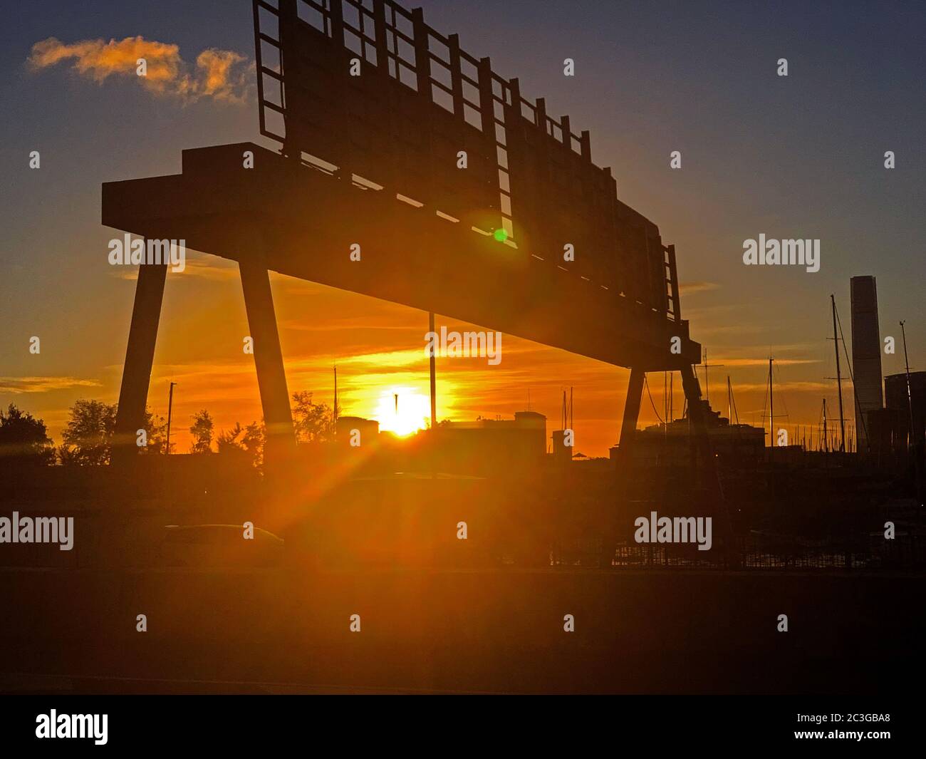 La sagoma della strada autostradale della città, auto nel quartiere del centro di Hong Kong al tramonto Foto Stock