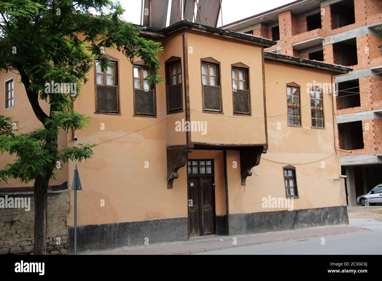 Una casa tradizionale a Konya. La casa è stata costruita in mattoni di fango alla fine del 20 ° secolo. Le tradizionali case Konya consistono solitamente in due piani. Foto Stock