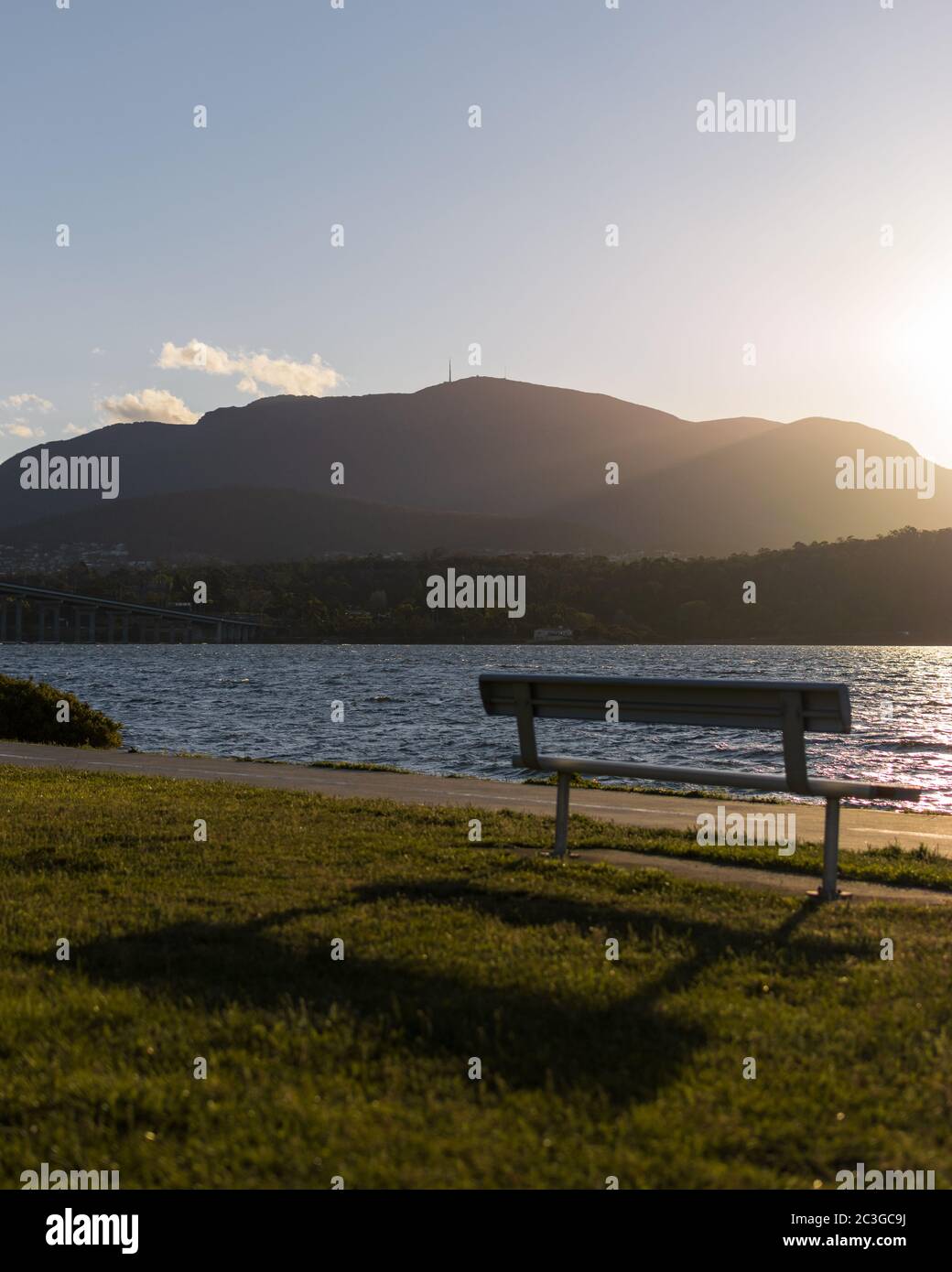 Il Monte Wellington si affaccia dall'altra parte del fiume Derwent a Hobart Tasmania Australia Foto Stock