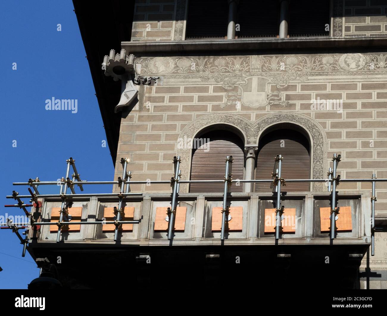 ristrutturazione del balcone sulla facciata di un antico edificio Foto Stock