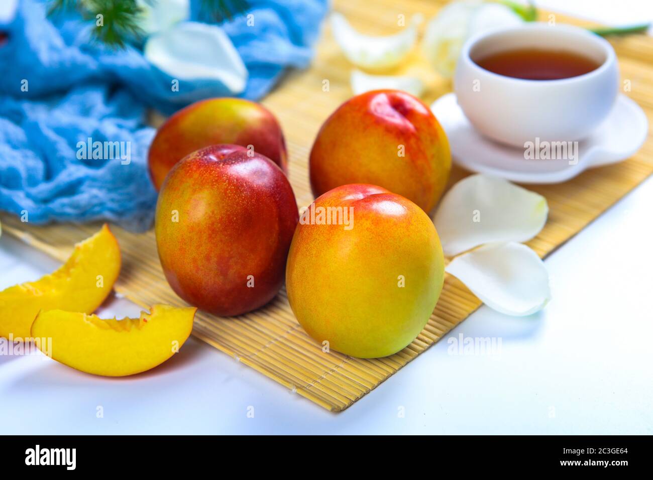 Tè pomeridiano con bevanda di pesca gialla Foto Stock