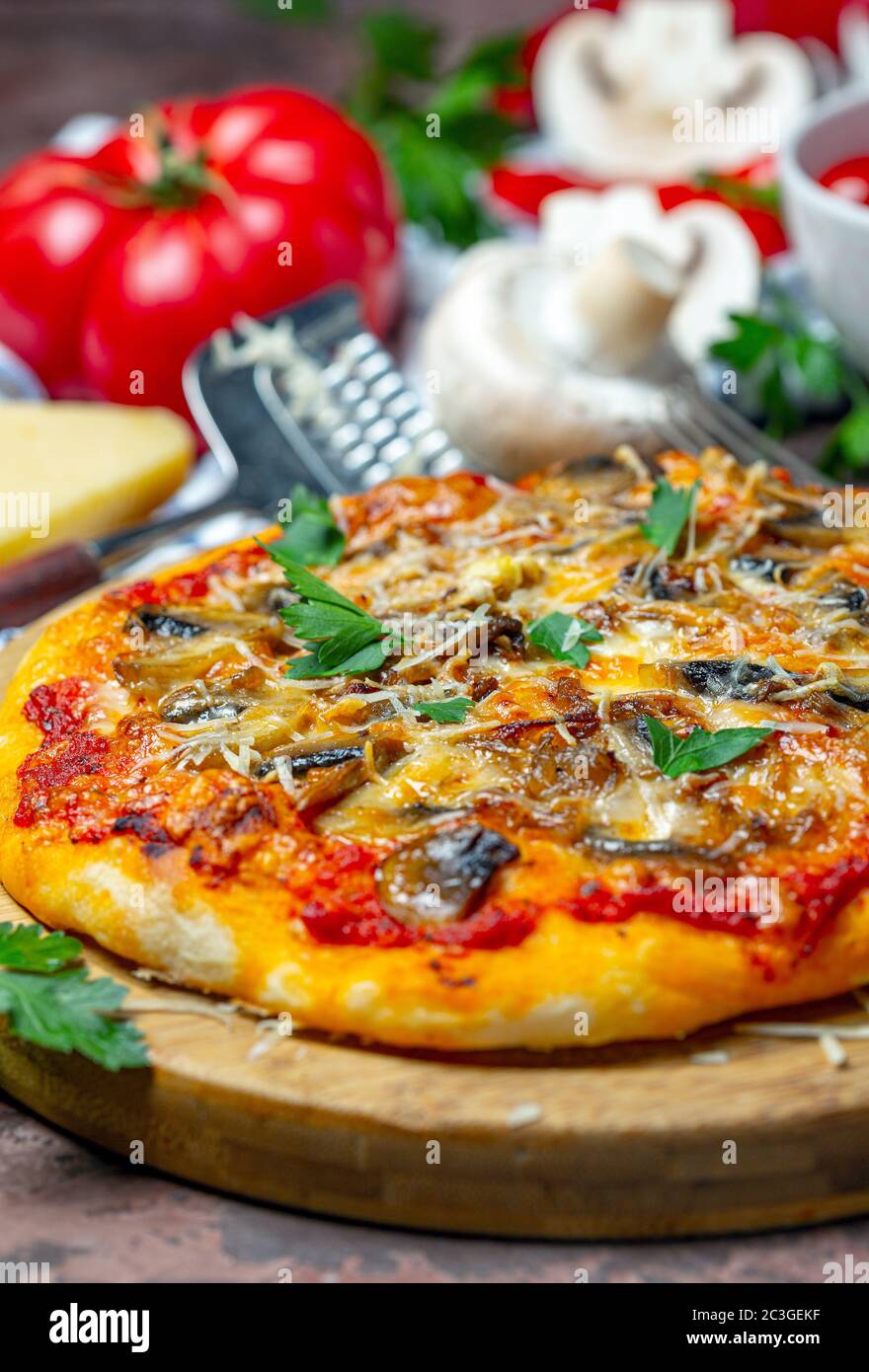 Pizza con funghi e formaggio. Cucina italiana. Foto Stock