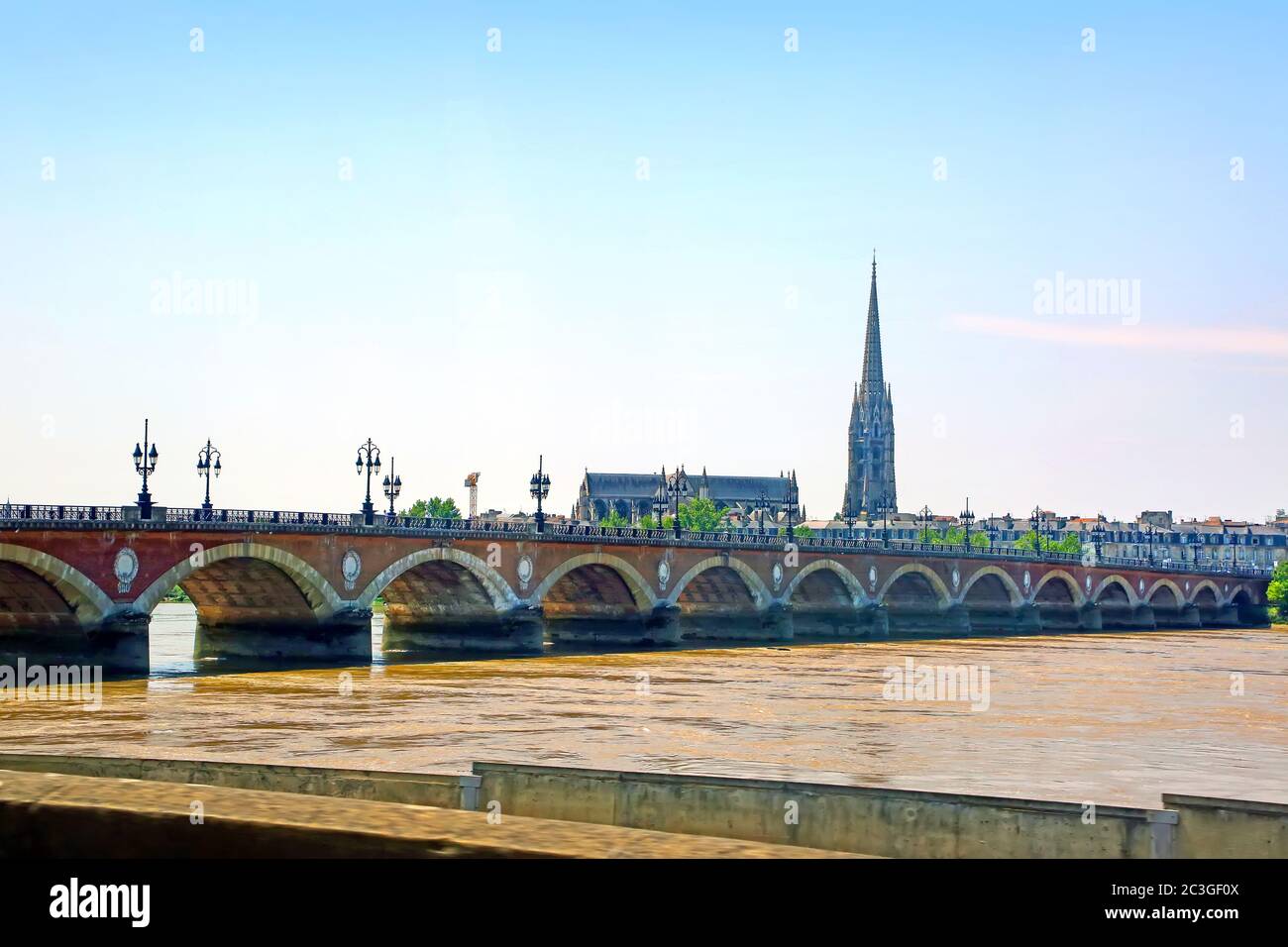 Vista del Pont de pierre, o Stone Bridge in inglese, è un ponte a Bordeaux, Francia. Foto Stock