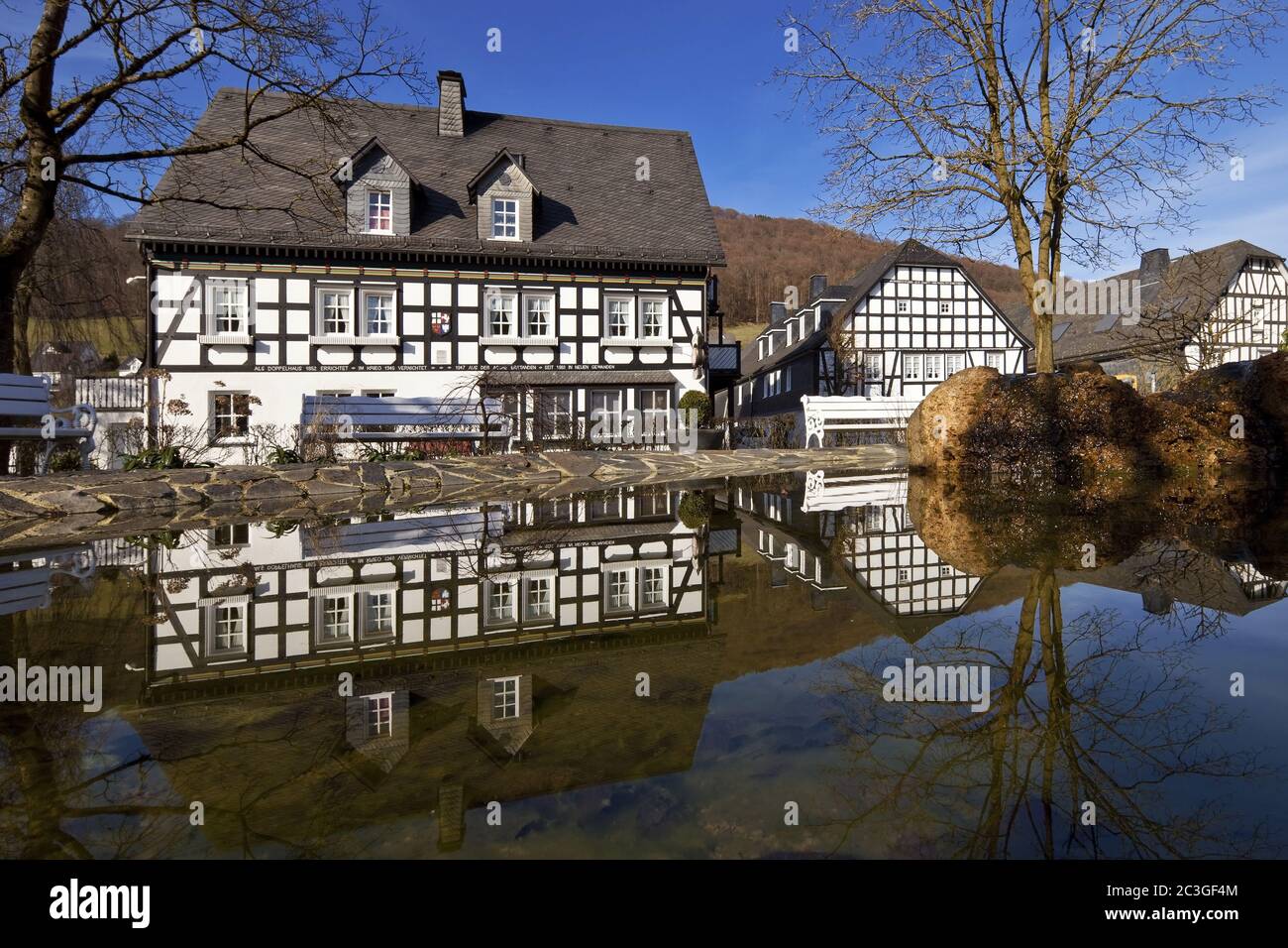 Case a graticcio nel distretto di Grafschaft in primavera, Schmallenberg, Germania, Europa Foto Stock