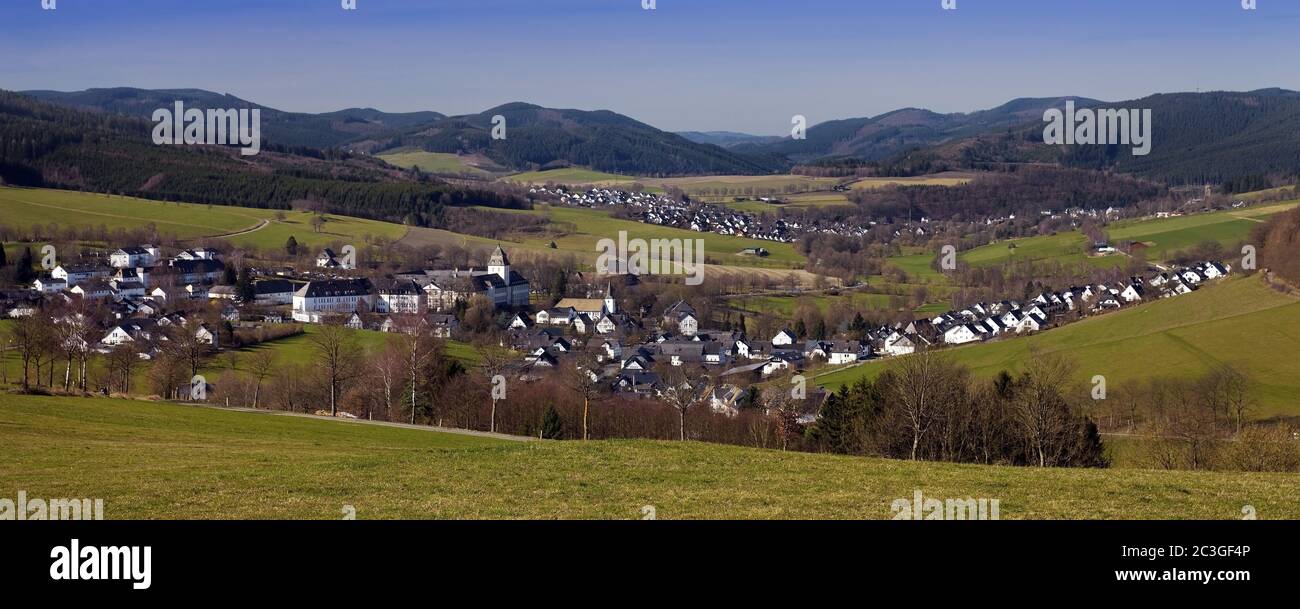 Panorama di Grafschaft, Schmallenberg, Sauerland, Nord Reno-Westfalia, Germania, Europa Foto Stock