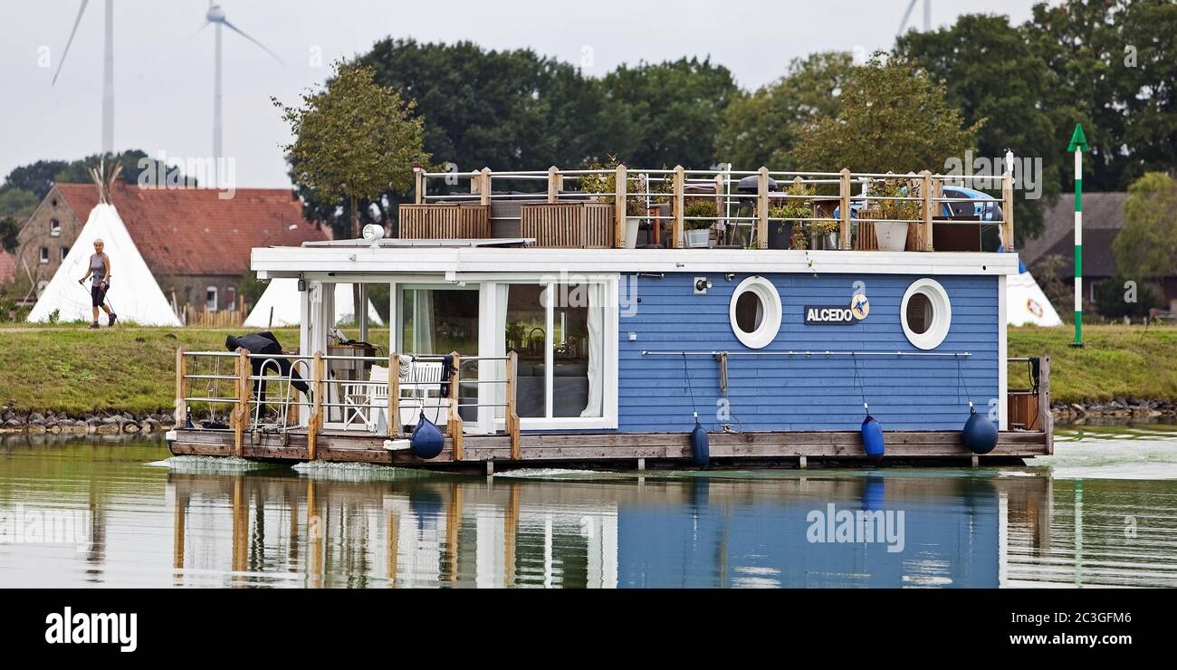 Casa galleggiante sul canale Dortmund-EMS e jogger sul Canal Path, Hoerstel, Germania, Europa Foto Stock
