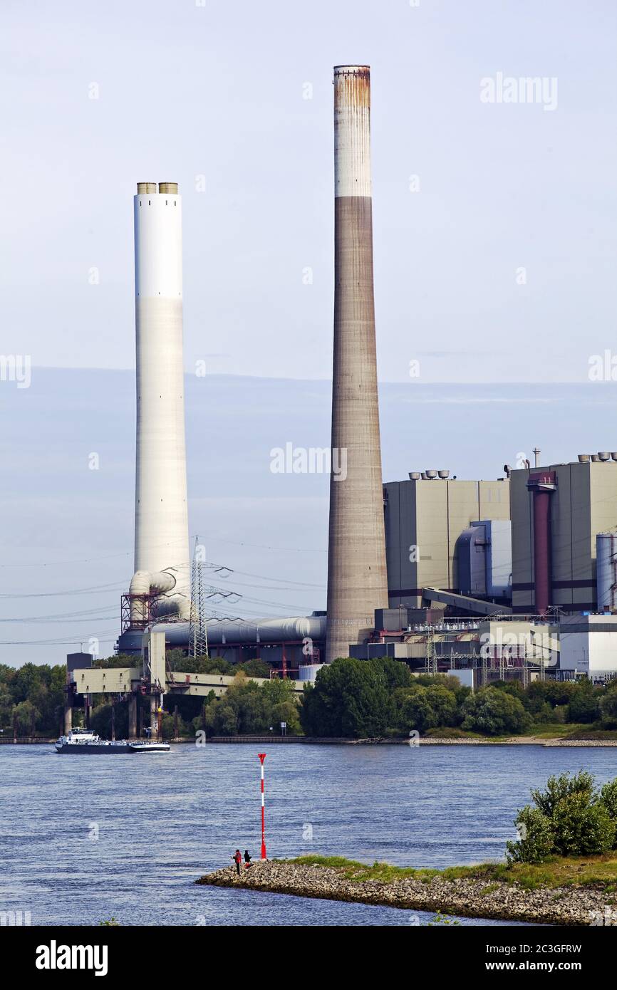 La centrale elettrica decommissionata Voerde am Rhein con il suo camino alto 250 metri, Dinslaken, Germania Foto Stock