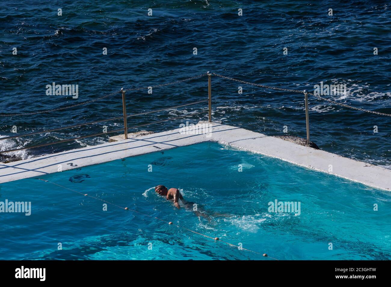Sydney, Australia. Sabato 20 giugno 2020. Il Bondi iceberg Pool prima settimana aperto da quando le restrizioni del coronavirus sono state attenuate in periferia orientale di Sydney.Credit Paul Lovelace/Alamy Live News Foto Stock