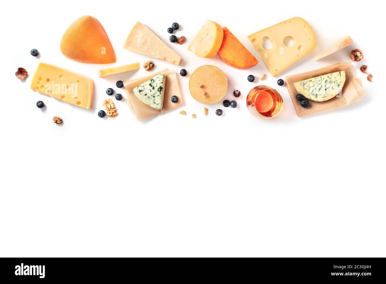 Modello di design del formaggio e del vino, degustazione e abbinamento, una posa piatta su sfondo bianco con un posto per il testo. Formaggi vari, s Foto Stock