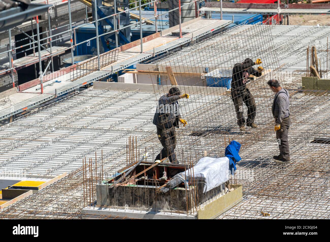 Cantiere, tappeti di cemento armato, per un soffitto di costruzione, sono montati, Foto Stock