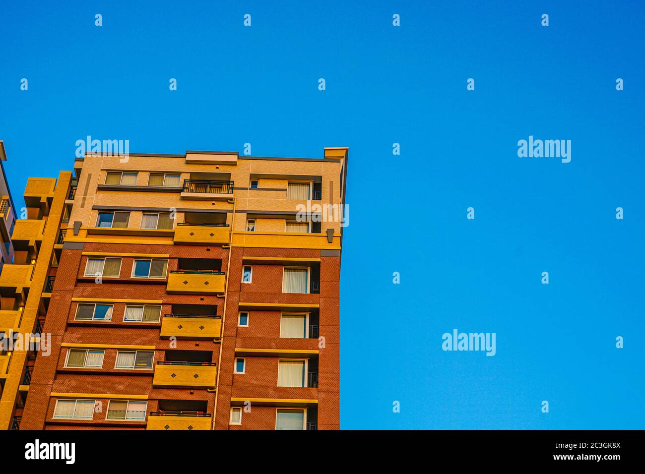 Appartamenti di lusso e cielo soleggiato Foto Stock