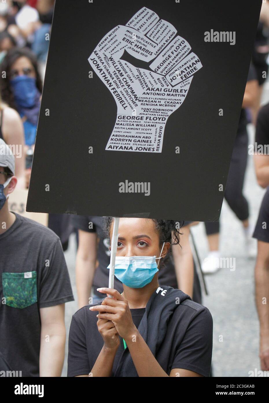 Vancouver, Canada. 19 giugno 2020. Un partecipante ha un cartello durante la Giunettesima marcia della libertà a Vancouver, British Columbia, Canada, 19 giugno 2020. Credit: Liang Sen/Xinhua/Alamy Live News Foto Stock